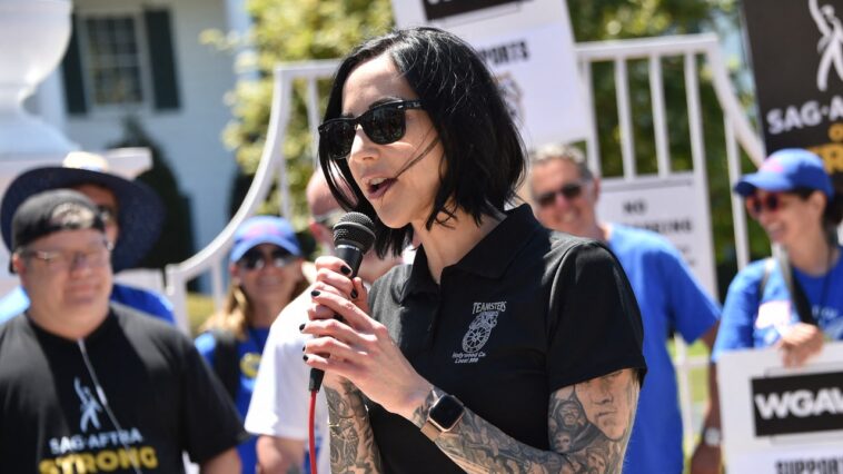 L'Alliance rebelle : SAG et la WGA ont une dette envers les autres syndicats.  Comment vont-ils le rembourser ?