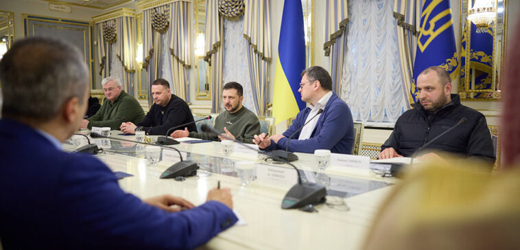 cc President Of Ukraine from Україна, modified, https://commons.wikimedia.org/wiki/File:President_of_Ukraine_had_a_meeting_with_Minister_of_Foreign_Affairs_of_the_Kingdom_of_Saudi_Arabia._(52712271677).jpg
