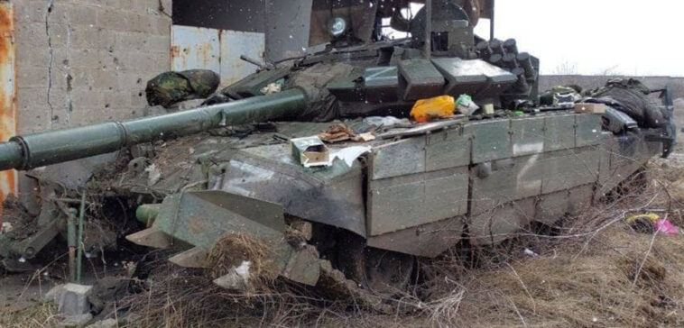 cc Міністерство внутрішніх справ України (Ministry of Internal Affairs of Ukraine), modified, https://commons.wikimedia.org/wiki/File:Destruction_of_Russian_tanks_by_Ukrainian_troops_in_Mariupol_%283%29_%28cropped%29.jpg