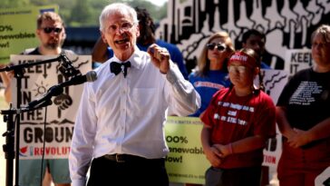 Biden ne peut pas continuer à reporter une déclaration d'urgence climatique, déclare un démocrate en tête