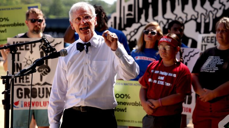 Biden ne peut pas continuer à reporter une déclaration d'urgence climatique, déclare un démocrate en tête