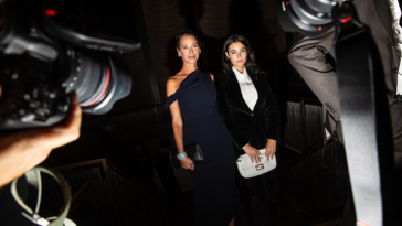 Christy Turlington Burns qualifie le mannequinat de «beaucoup moins stressant» aujourd'hui qu'à son époque de mannequin