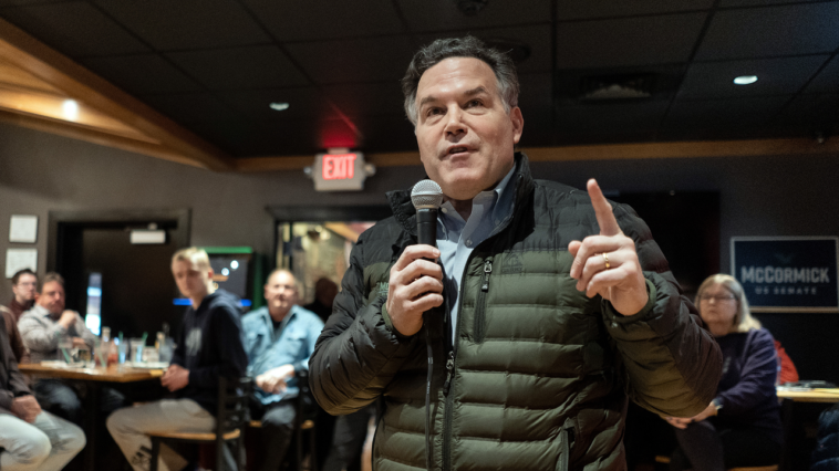 David McCormick dit qu'il vit en Pennsylvanie. Les enregistrements de vol semblent raconter une histoire différente David McCormick dit qu'il vit en Pennsylvanie. Les enregistrements de vol semblent raconter une histoire différente