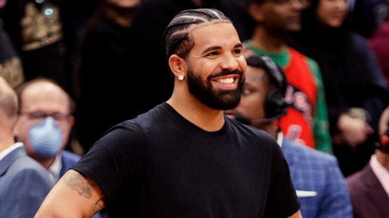 Drake a tout le soutien dont il a besoin (des soutiens-gorge. Beaucoup de soutiens-gorge.)