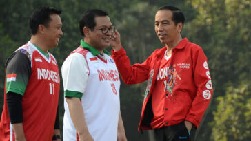 cc Cabinet Secretary of the Republic of Indonesia, modified, https://commons.wikimedia.org/wiki/File:President_Joko_Widodo_talks_with_his_subordinates_before_playing_basketball.jpg