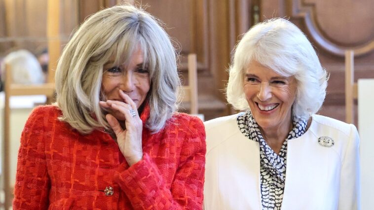 La reine Camilla et Brigitte Macron éclatent de rire dans une bibliothèque La reine Camilla et Brigitte Macron éclatent de rire dans une bibliothèque