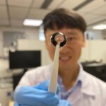 L'avenir de la vision : des scientifiques développent une batterie flexible et fine pour la cornée, chargée par une solution saline