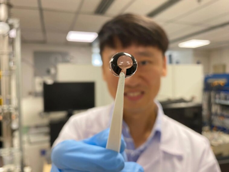 L'avenir de la vision : des scientifiques développent une batterie flexible et fine pour la cornée, chargée par une solution saline