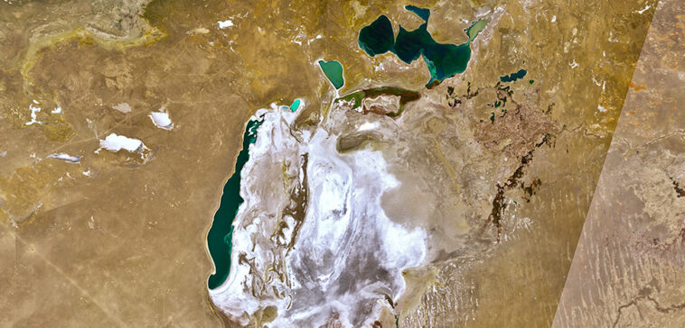 Le rétrécissement de la mer d’Aral : une catastrophe environnementale en cascade The rapidly-disappearing Aral Sea as seen from space; cc European Union, Copernicus Sentinel-3 imagery, modified, https://commons.wikimedia.org/wiki/File:Desertification_and_land_degradation_in_the_Aral_Sea_Region.jpg