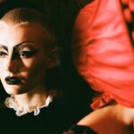 Le maquillage Moody de cette saison offre du glamour avec du mordant Le maquillage Moody de cette saison offre du glamour avec du mordant