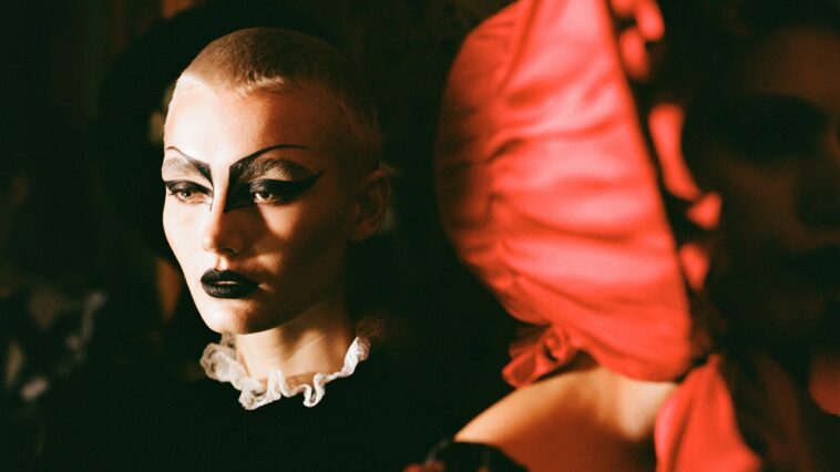 Le maquillage Moody de cette saison offre du glamour avec du mordant