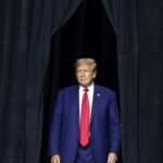 Le premier rassemblement post-Mugshot de Donald Trump ne déçoit pas : « Je suis inculpé pour vous »