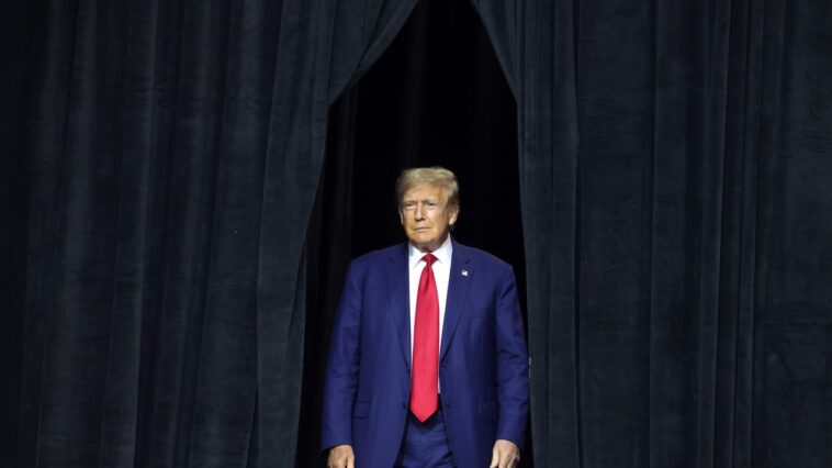 Le premier rassemblement post-Mugshot de Donald Trump ne déçoit pas : « Je suis inculpé pour vous »