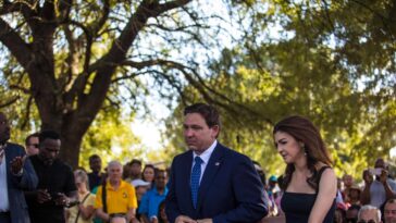 L'ouragan Idalia oblige Ron DeSantis à suspendre sa campagne.  Sa politique est toujours en jeu