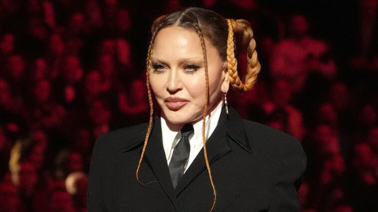 Madonna fait juste des trucs normaux de maman d'été avant de se lancer dans une tournée mondiale