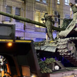 cc Fargoh, modified, https://ar.m.wikipedia.org/wiki/%D9%85%D9%84%D9%81:Hugs_with_a_soldier_of_PMCs_Wagner.jpg