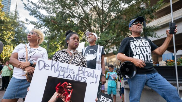 Sans surprise, Ron DeSantis ne parvient pas à réconforter les Floridiens à la suite de la fusillade de Jacksonville