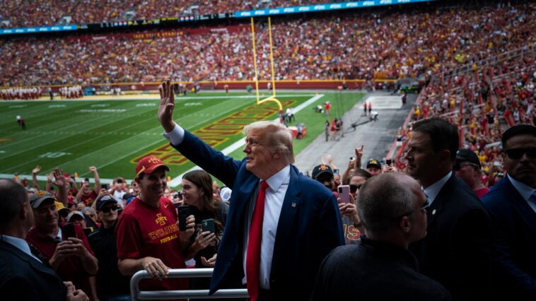 Trump et DeSantis jouent à l'offensive lors de la rivalité de football dans l'Iowa