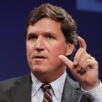 Tucker Carlson nie le rapport selon lequel Ron DeSantis aurait eu des relations inappropriées avec son chien, et ne nie pas qu'il pense que DeSantis est un « fasciste »