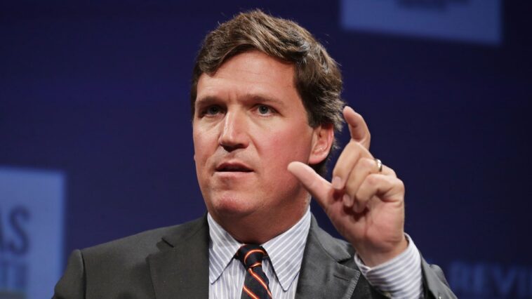 Tucker Carlson nie le rapport selon lequel Ron DeSantis aurait eu des relations inappropriées avec son chien, et ne nie pas qu'il pense que DeSantis est un « fasciste »
