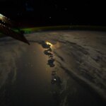 Vue à couper le souffle de l'astronaute : Moonglint, les Aléoutiennes volcaniques et les aurores boréales Vue à couper le souffle de l'astronaute : Moonglint, les Aléoutiennes volcaniques et les aurores boréales