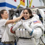 Affrontement dans l'espace : écouvillonnage pour détecter les microbes survivant dans le vide de l'espace et remplacement du matériel de la station Affrontement dans l'espace : écouvillonnage pour détecter les microbes survivant dans le vide de l'espace et remplacement du matériel de la station