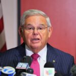 Bob Menendez, jugé pour corruption, pense avoir une chance d'être réélu Bob Menendez accusé d'avoir agi en tant qu'agent non enregistré de l'Égypte alors que des dizaines de ses propres collègues lui demandent de démissionner