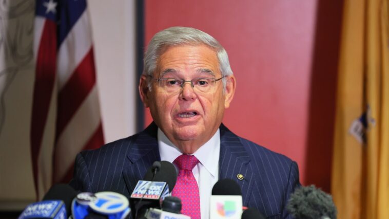 Bob Menendez accusé d'avoir agi en tant qu'agent non enregistré de l'Égypte alors que des dizaines de ses propres collègues lui demandent de démissionner