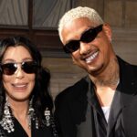 Cher et son petit ami de 40 ans sont tombés amoureux par SMS