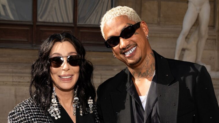 Cher et son petit ami de 40 ans sont tombés amoureux par SMS Cher et son petit ami de 40 ans sont tombés amoureux par SMS