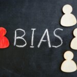 Des scientifiques découvrent un moyen de réduire les préjugés chez les enfants Bias Chalkboard Wooden Figures