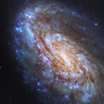 Enigme asymétrique : Hubble explore une galaxie dynamique de l'amas de la Vierge Enigme asymétrique : Hubble explore une galaxie dynamique de l'amas de la Vierge