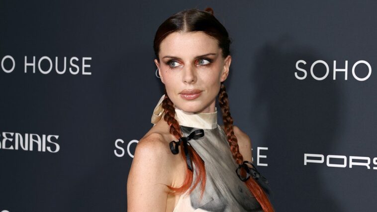 Julia Fox pense que Pete Davidson a besoin de voir une dominatrice Julia Fox pense que Pete Davidson a besoin de voir une dominatrice