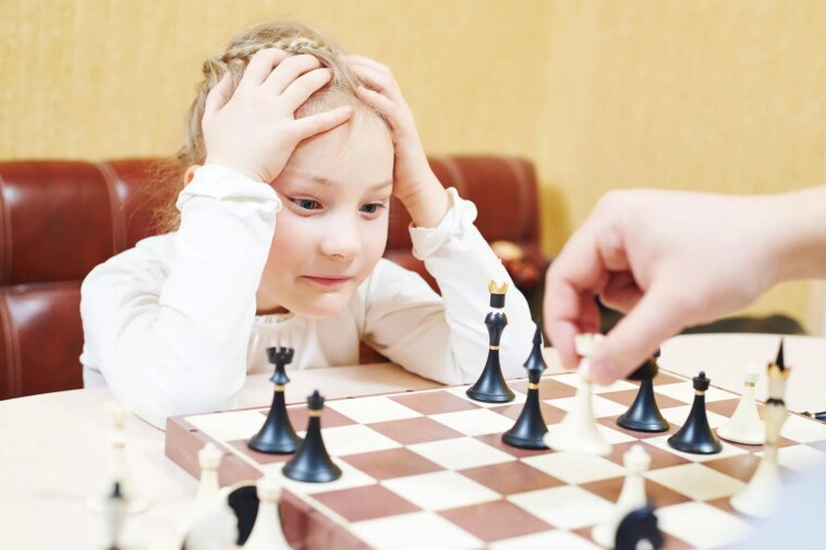 Le dilemme de la reine : le jeu des préjugés sexistes dans les cercles d'échecs des jeunes femmes Girl Playing Chess Frustrated