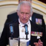 Le roi Charles plaisante sur ses problèmes avec les stylos-plumes