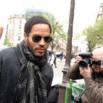Lenny Kravitz échange une photo nue contre un rappel d'écharpe géante lors de ses débuts sur TikTok
