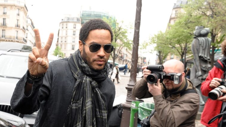 Lenny Kravitz échange une photo nue contre un rappel d'écharpe géante lors de ses débuts sur TikTok