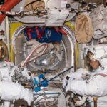 Les astronautes se préparent pour deux sorties dans l’espace : nettoyage des microbes spatiaux et réparation du matériel