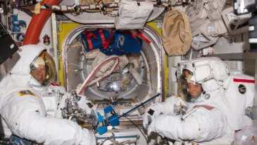 Les astronautes se préparent pour deux sorties dans l’espace : nettoyage des microbes spatiaux et réparation du matériel