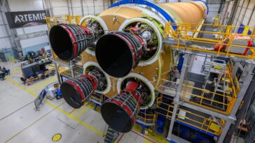 Les quatre moteurs RS-25 ajoutés à l'étage central de la fusée lunaire Artemis II de la NASA