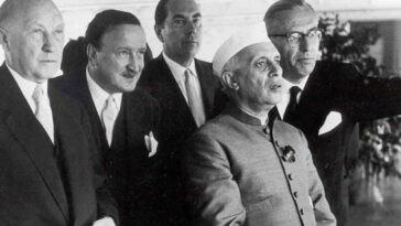 cc Unknown author, modified, https://commons.wikimedia.org/w/index.php?limit=500&offset=0&profile=default&search=nehru&title=Special:Search&ns0=1&ns6=1&ns12=1&ns14=1&ns100=1&ns106=1#/media/File:Hermann_Josef_Abs_-_mit_Adenauer_und_Nehru_1956.jpg