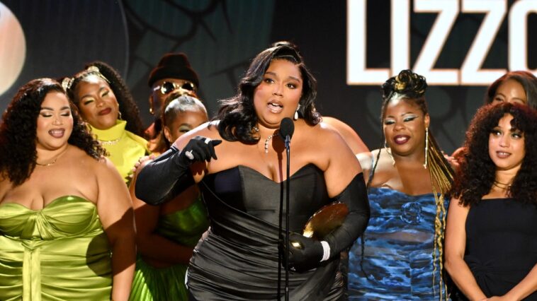 Lizzo accepte une récompense humanitaire à la suite d'un autre procès