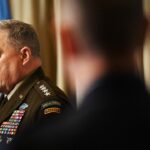 Mark Milley prend des précautions de sécurité après que Trump ait suggéré qu'il devrait être exécuté Mark Milley prend des précautions de sécurité après que Trump ait suggéré qu'il devrait être exécuté