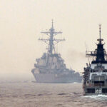 Mer de Chine méridionale : les tensions sino-philippines augmentent à Scarborough Shoal cc COMSEVENTHFLT, modified, https://flickr.com/photos/us7thfleet/9096977240/in/photolist-eRSopb-hJWAVh-AeRMj5-2fvf26R-vmM3Ek-p7oW6V-hJWwCj-GhH3iz-nJnmD1-eXHVnH-GhGYfz-G9xQp7-G9xPRd-eVu217-eRQzAL-Gfq8cQ-FnfZmb-GmJpKc-eaGYXF-GbRN6F-pBiJ3F-fggUVH-fggQon-fgvZvs-XYYh63-psHkz8-G9xTEW-o1RJJi-fgw2M1-25x7M71-hEpuMR-bzEEX9-2kSbheJ-grbmTr-cC9BZN-bNziA4-w753Ar-hEnLGo-YEsiWo-2mHRB5A-pB3Rhk-RJPQMZ-2kSaK7a-ffPHsr-dkpkNK-ffPGSK-oB4Avs-bNzkQT-cCUT1j-2kSaK4Q, SOUTH CHINA SEA (June 19, 2013) The Malaysian frigate KD Jabat trails USS Curtis Wilbur in the South China Sea as they form up for a photo exercise with other U.S. and Malaysian ships. Freedom is in Malaysia participating in Cooperation Afloat Readiness and Training (CARAT) 2013. CARAT is a series of bilateral military exercises between the U.S. Navy and the armed forces of Bangladesh, Brunei, Cambodia, Indonesia, Malaysia, the Philippines, Singapore, Thailand and Timore Leste. Additional ships participating in CARAT include the guided missile destroyer USS Curtis Wilbur (DDG 54) with embarked Destroyer Squadron 7 staff, the dock landing ship USS Tortuga (LSD 46) with embarked USMC Landing Force, and the diving and salvage ship USNS Safeguard (T-ARS 50). (U.S. Navy photo by Mass Communication Specialist 1st Class Cassandra Thompson)