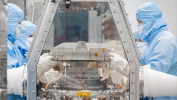 Poussière noire et débris : des scientifiques de la NASA retirent le couvercle de la boîte d'échantillons d'astéroïdes OSIRIS-REx