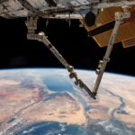 Préparation à la sortie dans l'espace, jardinage galactique et lueur nocturne de la Terre sur la station spatiale Préparation à la sortie dans l'espace, jardinage galactique et lueur nocturne de la Terre sur la station spatiale