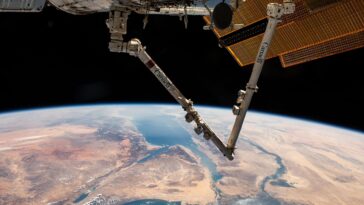 Préparation à la sortie dans l'espace, jardinage galactique et lueur nocturne de la Terre sur la station spatiale