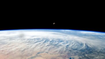 Sous une lune du désert : un astronaute capture une image à couper le souffle depuis la station spatiale