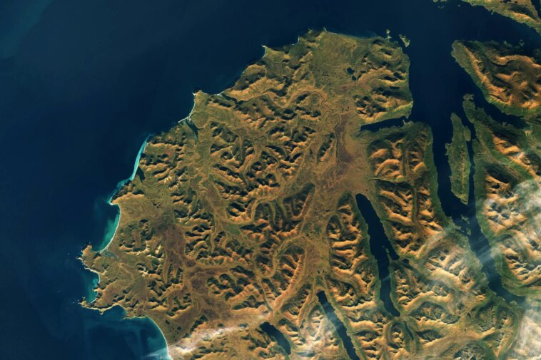 Toundras enflammées et ours dodus : la majesté de l'automne sur l'île Kodiak en Alaska Toundras enflammées et ours dodus : la majesté de l'automne sur l'île Kodiak en Alaska