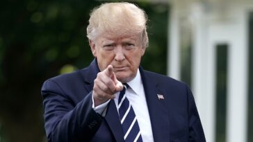 Trump a passé lundi à parler des baleines, du football et de la liste Forbes 400